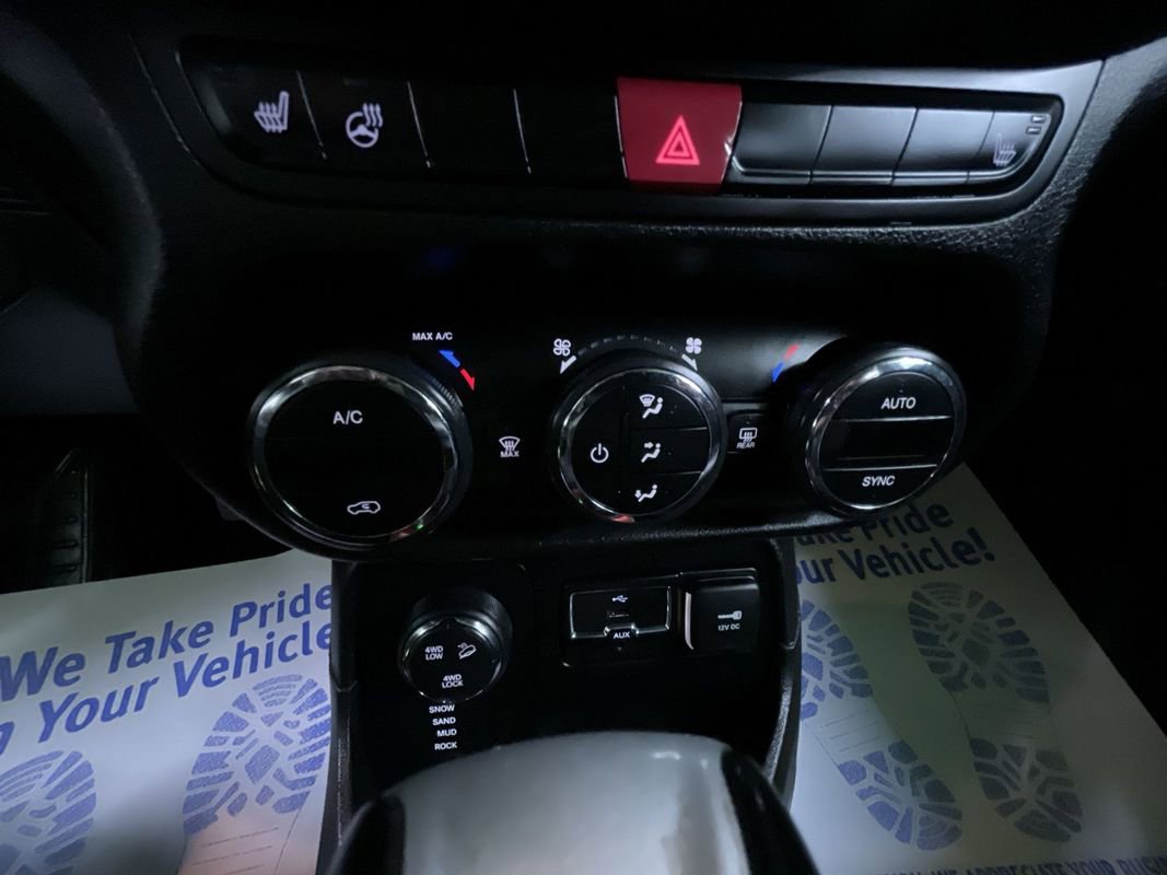 Used 2016 Jeep Renegade Trailhawk w/ Premium Trailhawk Package image 24