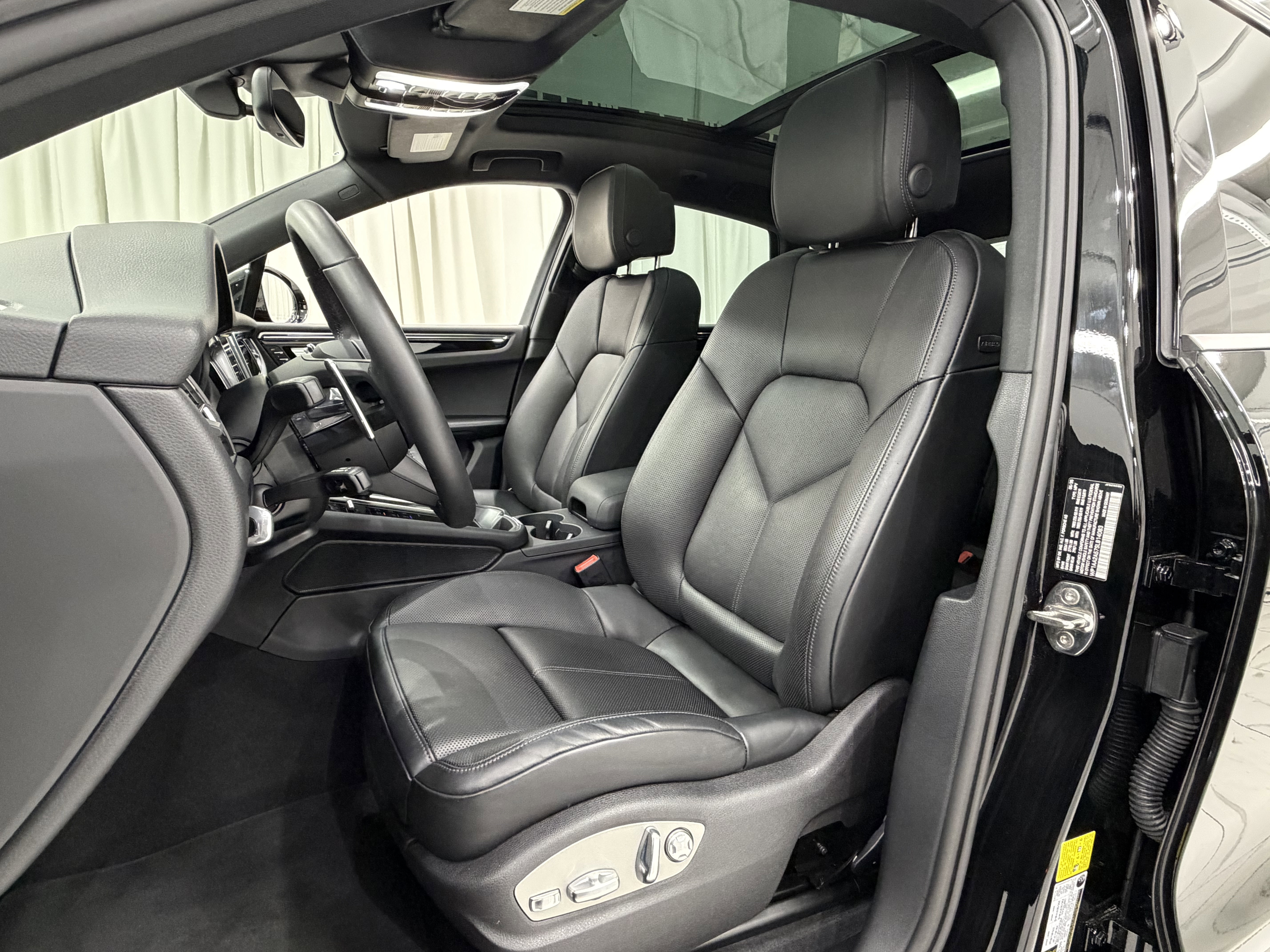 Certified 2025 Porsche Macan AWD/4WD image 30