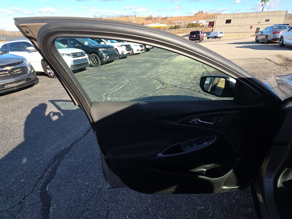 Used 2025 Chevrolet Malibu LT image 12