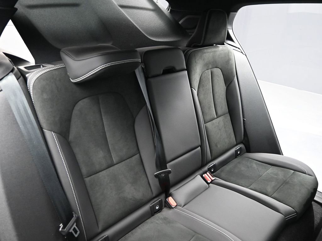 Used 2023 Volvo XC40 Recharge Plus image 19