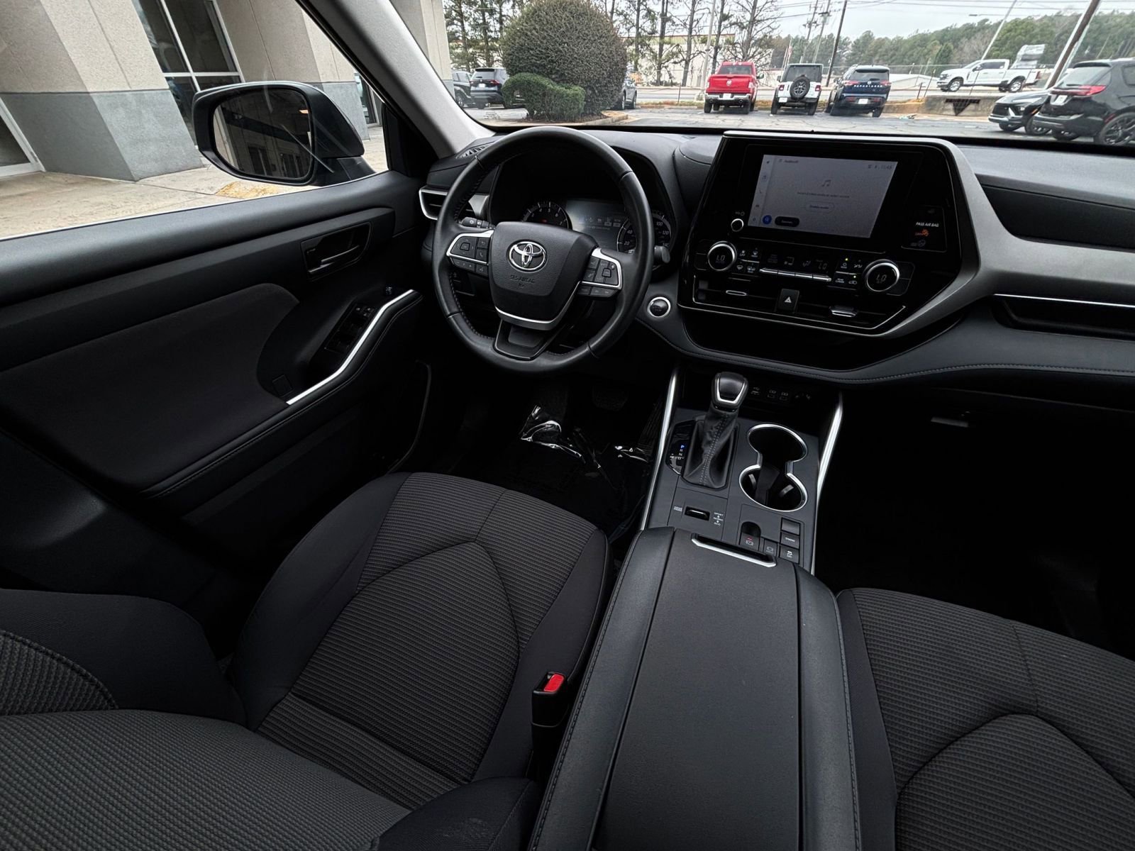 Used 2025 Toyota Highlander LE image 36