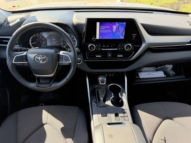 Used 2025 Toyota Highlander LE image 9