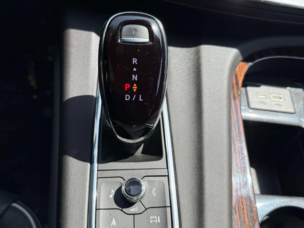 Used 2023 Cadillac Escalade Premium Luxury AWD/4WD image 27