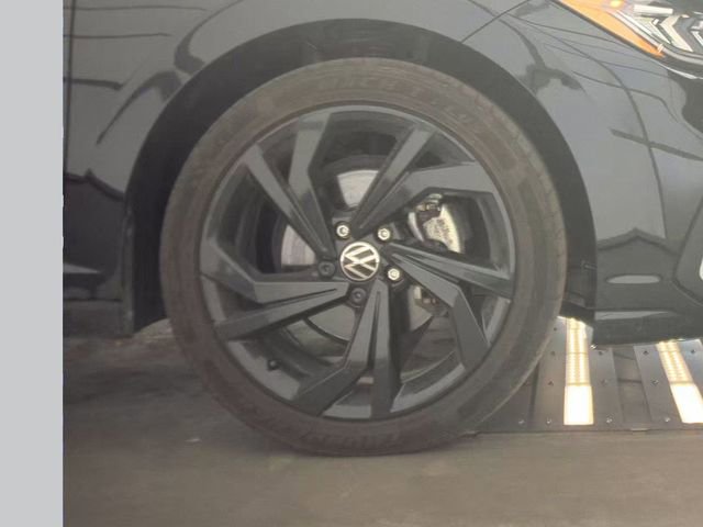 Used 2025 Volkswagen Jetta SE FWD image 14
