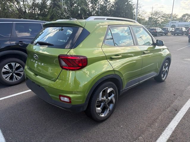 Used 2024 Hyundai Venue SEL FWD image 2