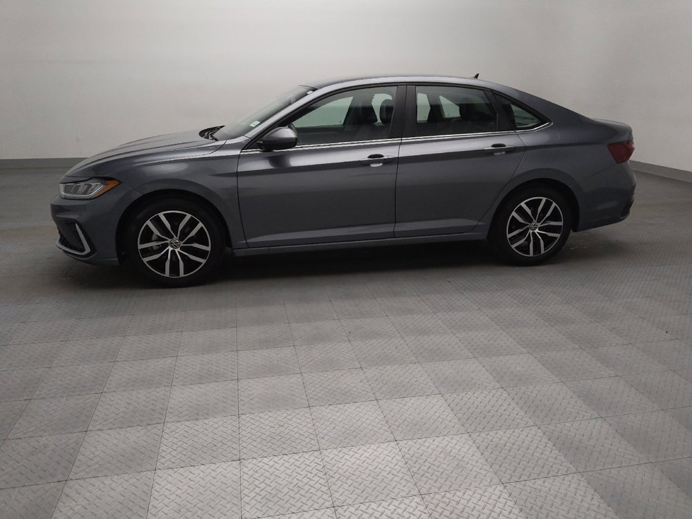Used 2025 Volkswagen Jetta SE FWD image 2