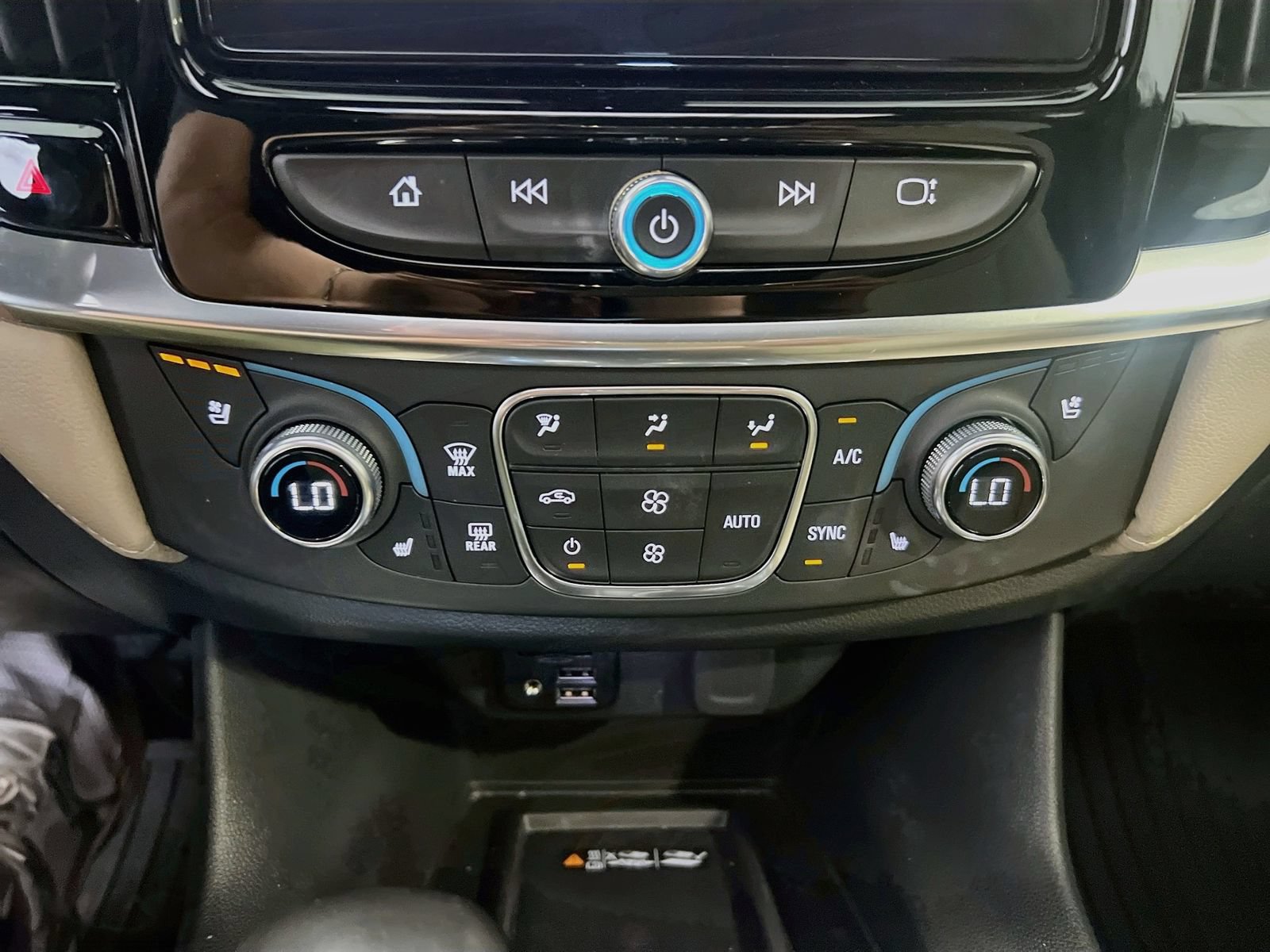 Used 2022 Chevrolet Traverse Premier AWD/4WD image 16