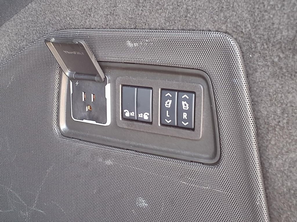 Used 2025 Cadillac Escalade ESV Premium Luxury RWD image 21