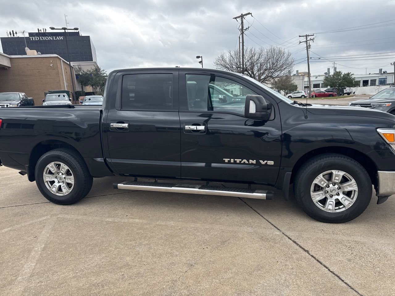 Used 2018 Nissan Titan SV w/ SV Convenience Package RWD image 2