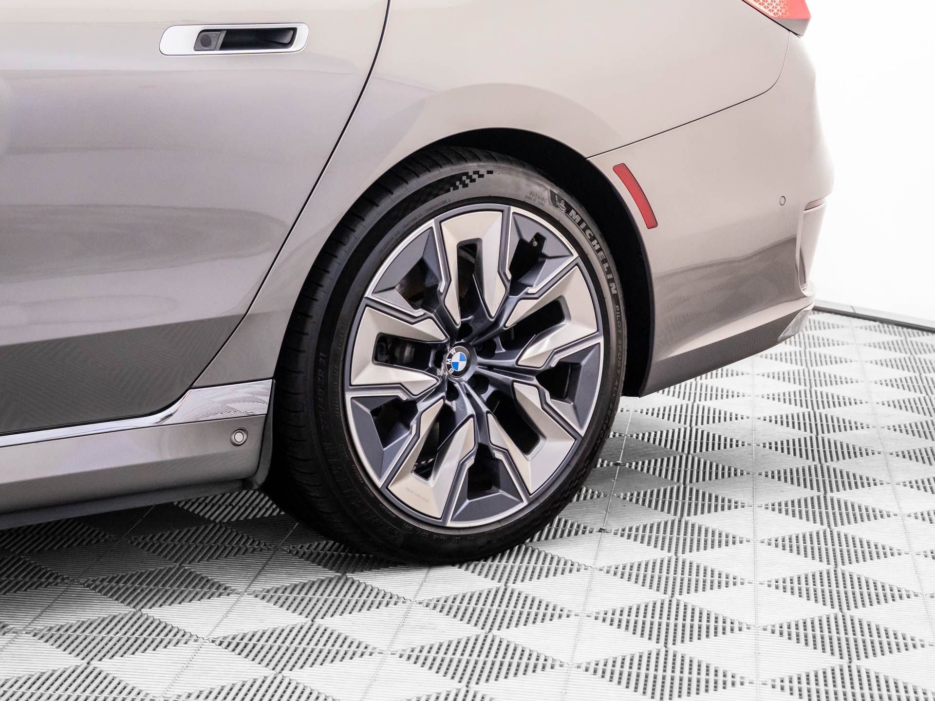 Used 2023 BMW i7 xDrive60 w/ Executive Package 2 image 34