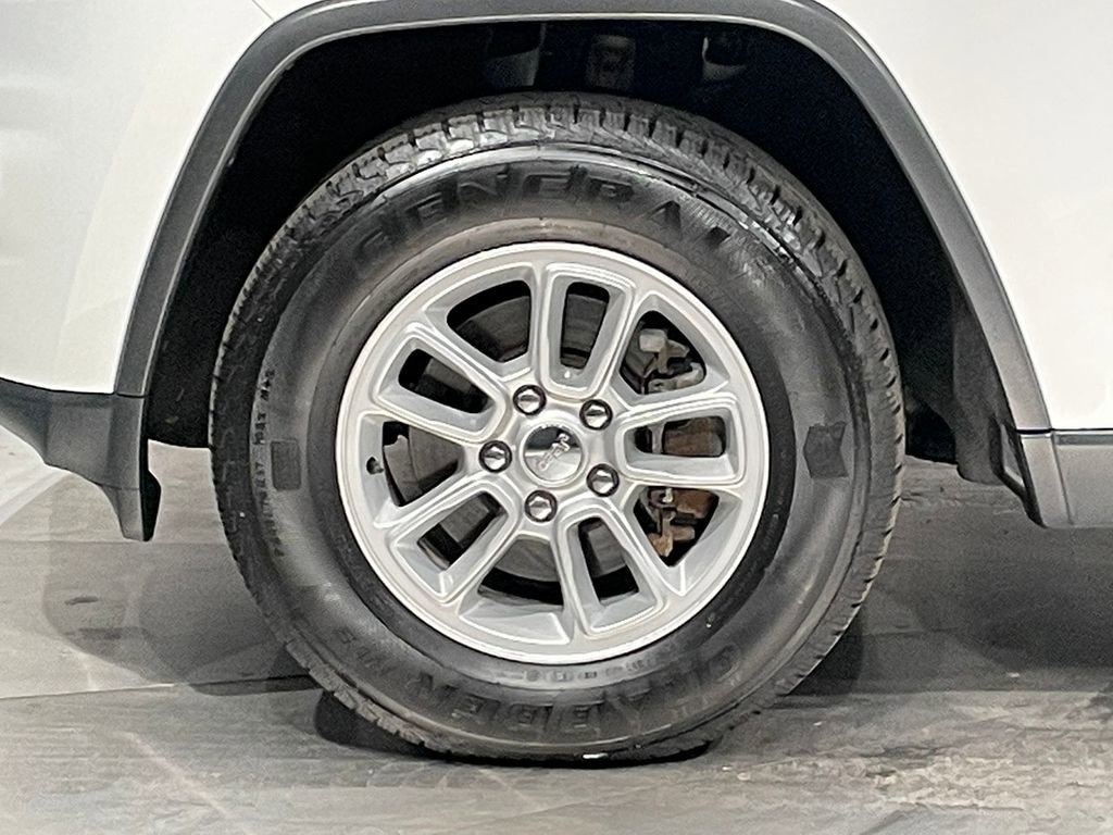 Used 2019 Jeep Grand Cherokee Laredo image 38