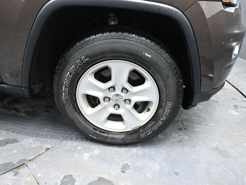 Used 2017 Jeep Grand Cherokee Laredo w/ Quick Order Package 23E image 16