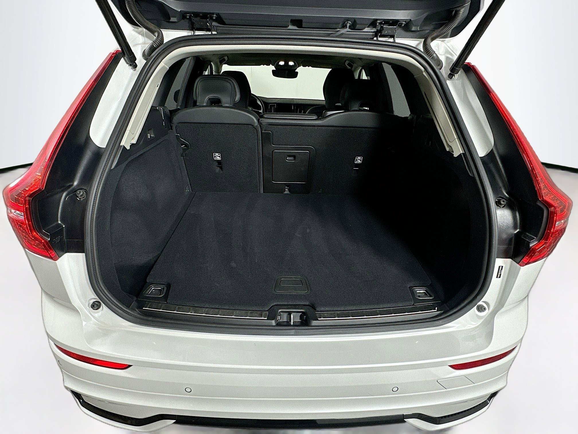 Used 2025 Volvo XC60 B5 Plus image 29