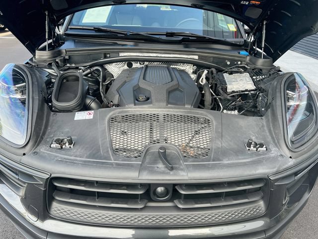 Certified 2024 Porsche Macan AWD/4WD image 32