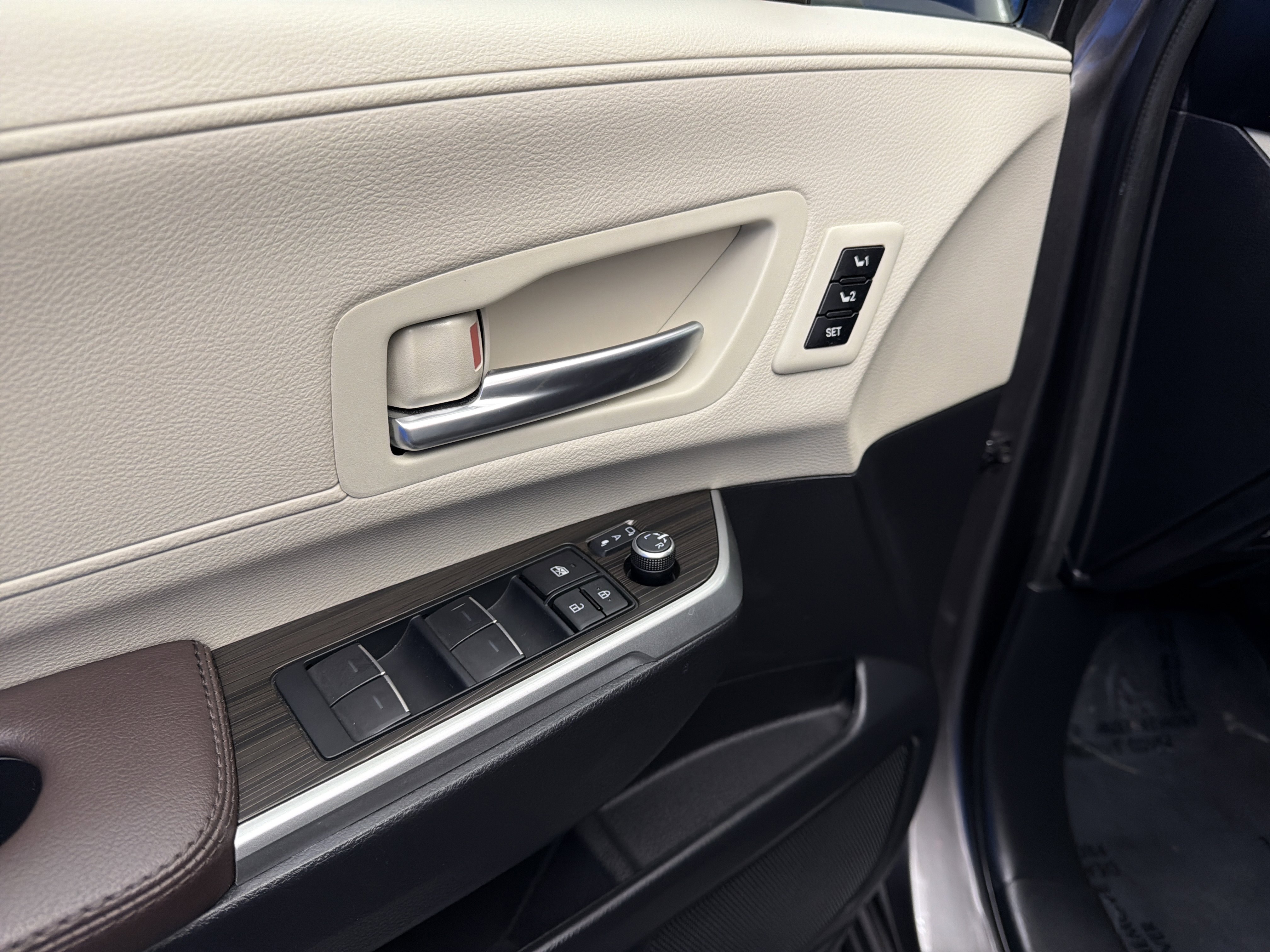 Used 2023 Toyota Sienna Platinum image 11