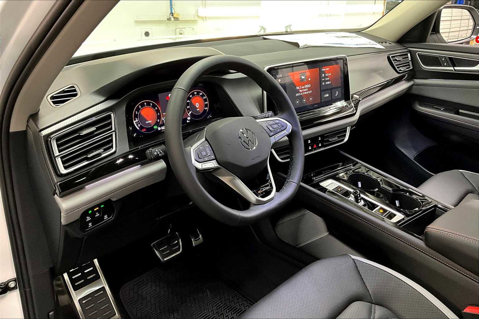 New 2025 Volkswagen Atlas Peak Edition SE image 8