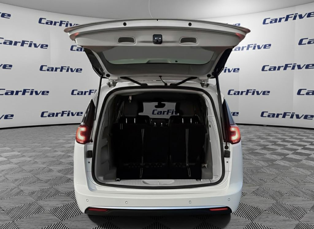 Used 2024 Chrysler Pacifica Touring-L image 11