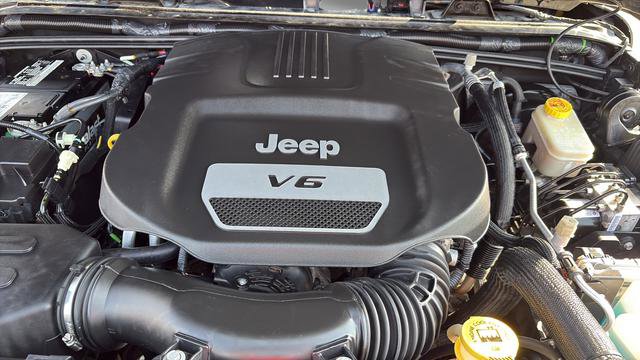 Used 2017 Jeep Wrangler Unlimited Rubicon w/ Connectivity Group image 12