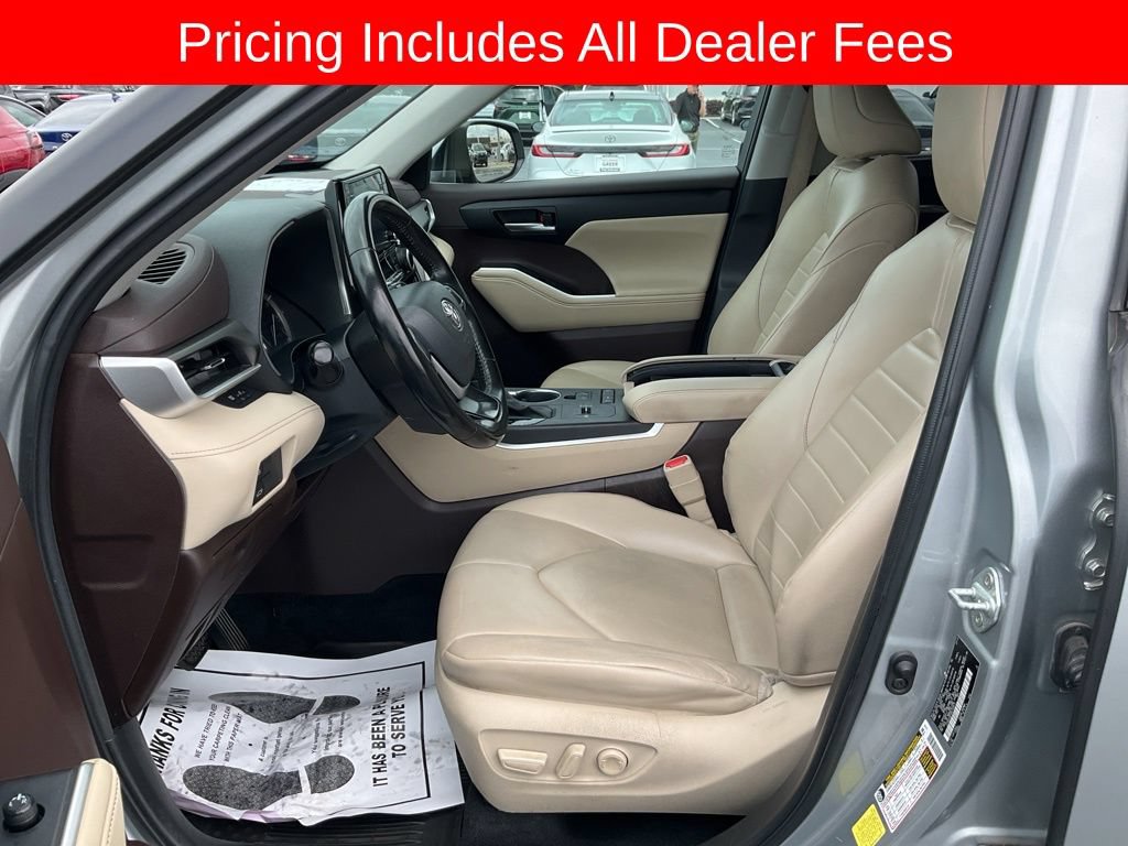 Used 2022 Toyota Highlander XLE FWD image 2