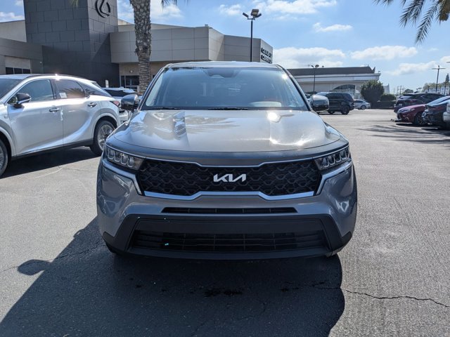Used 2023 Kia Sorento LX image 2