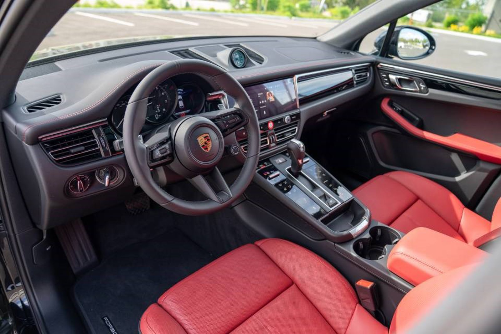 New 2026 Porsche Macan Turbo AWD/4WD image 4
