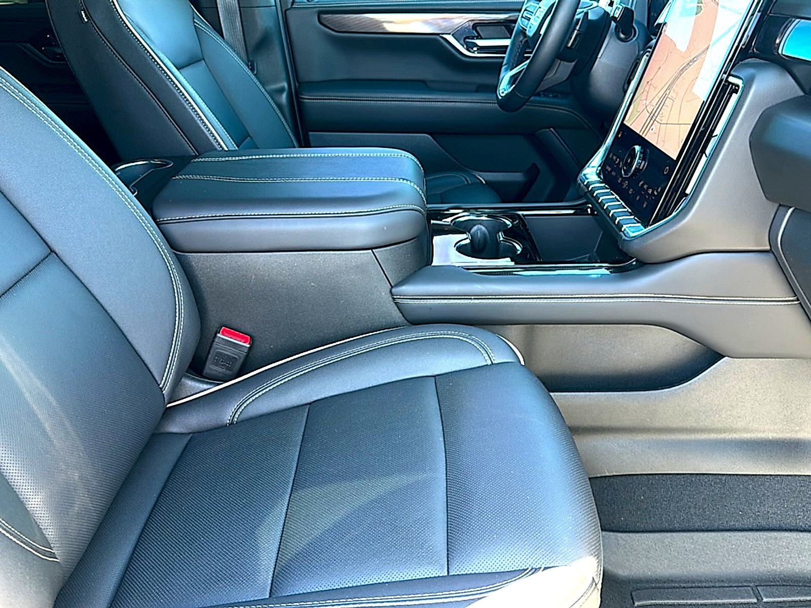 Used 2025 GMC Yukon XL Elevation image 24