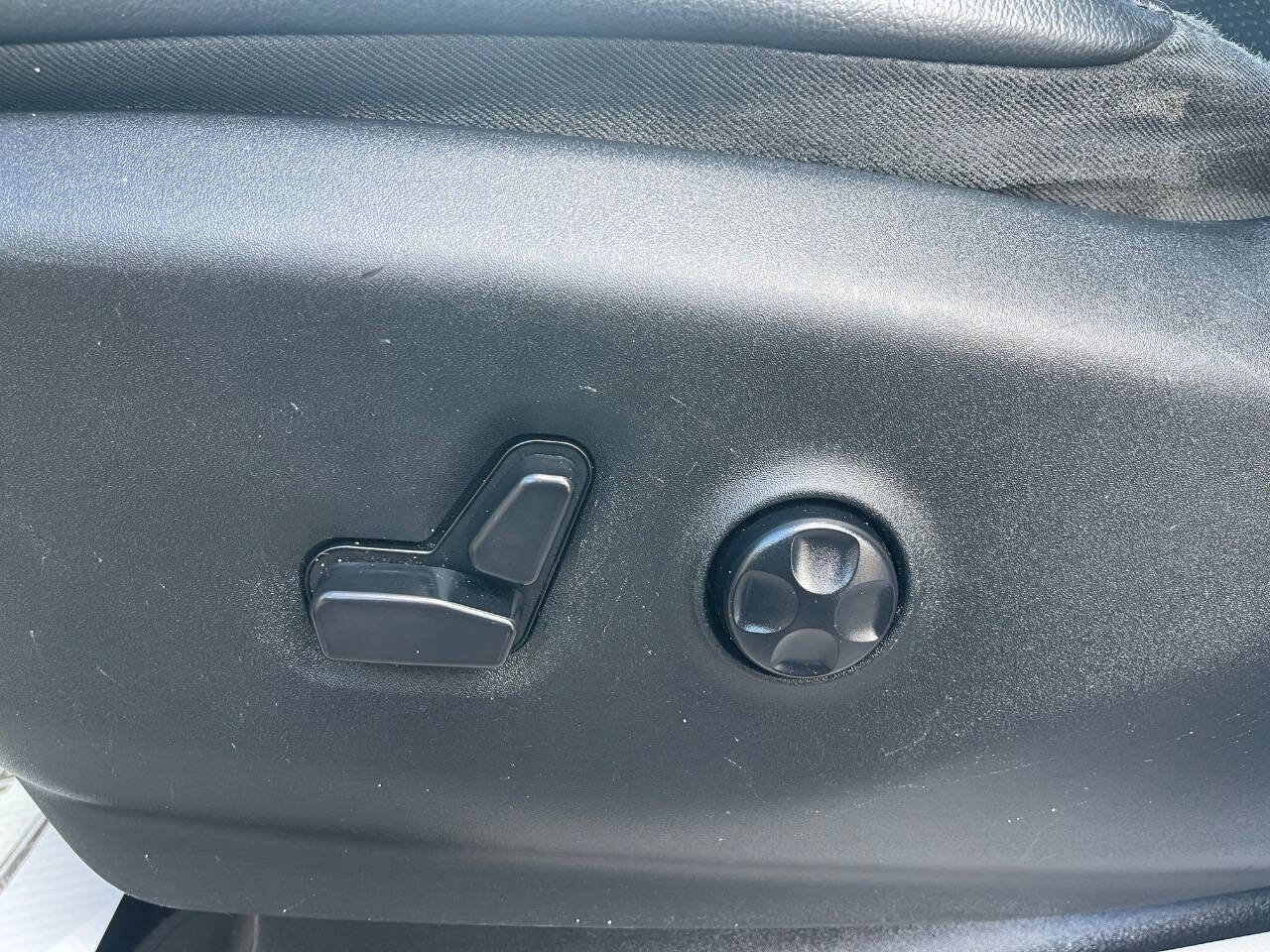 Used 2018 Chrysler Pacifica Touring-L image 21