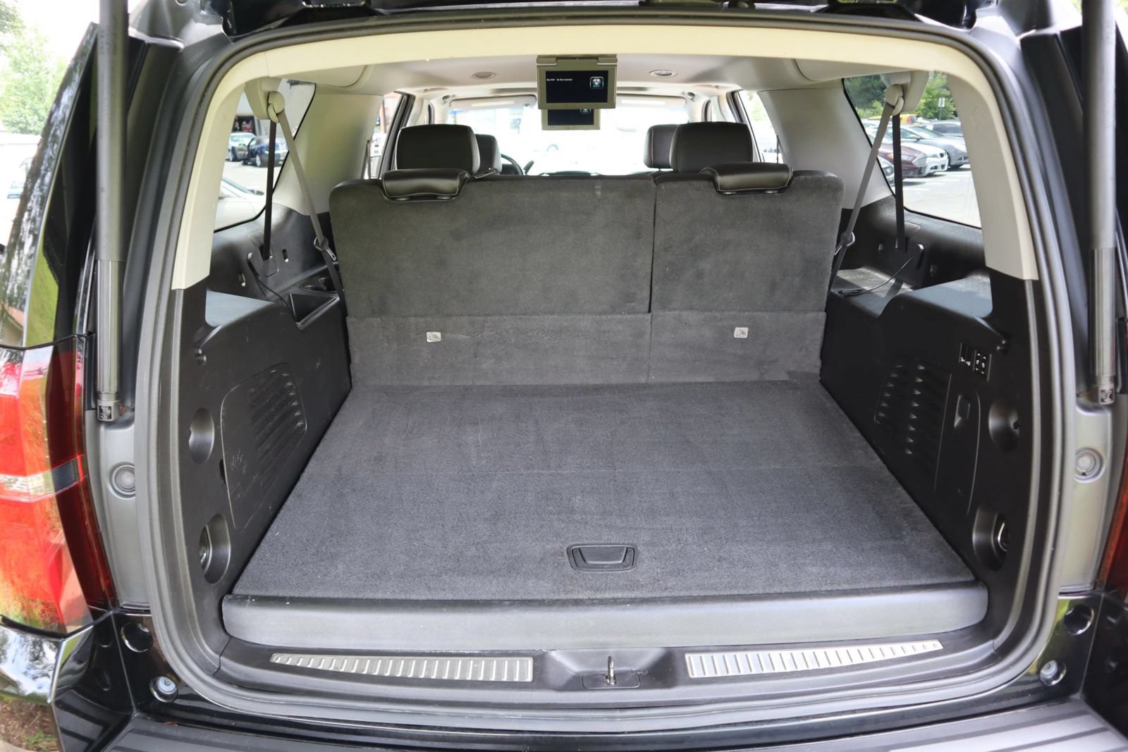 Used 2015 Chevrolet Suburban LTZ RWD image 16