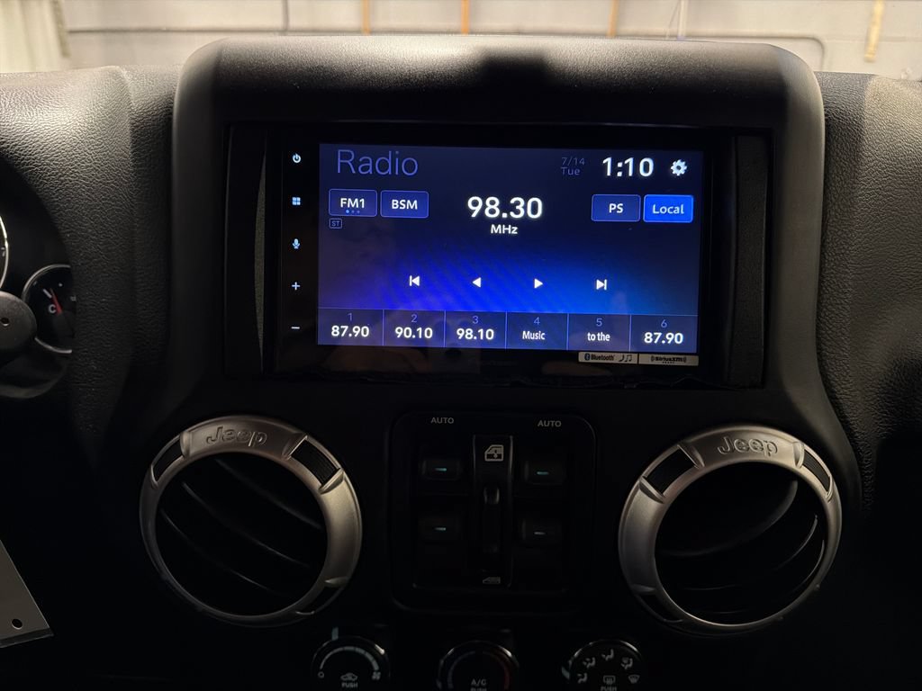 Used 2015 Jeep Wrangler Unlimited Rubicon w/ Connectivity Group AWD/4WD image 6