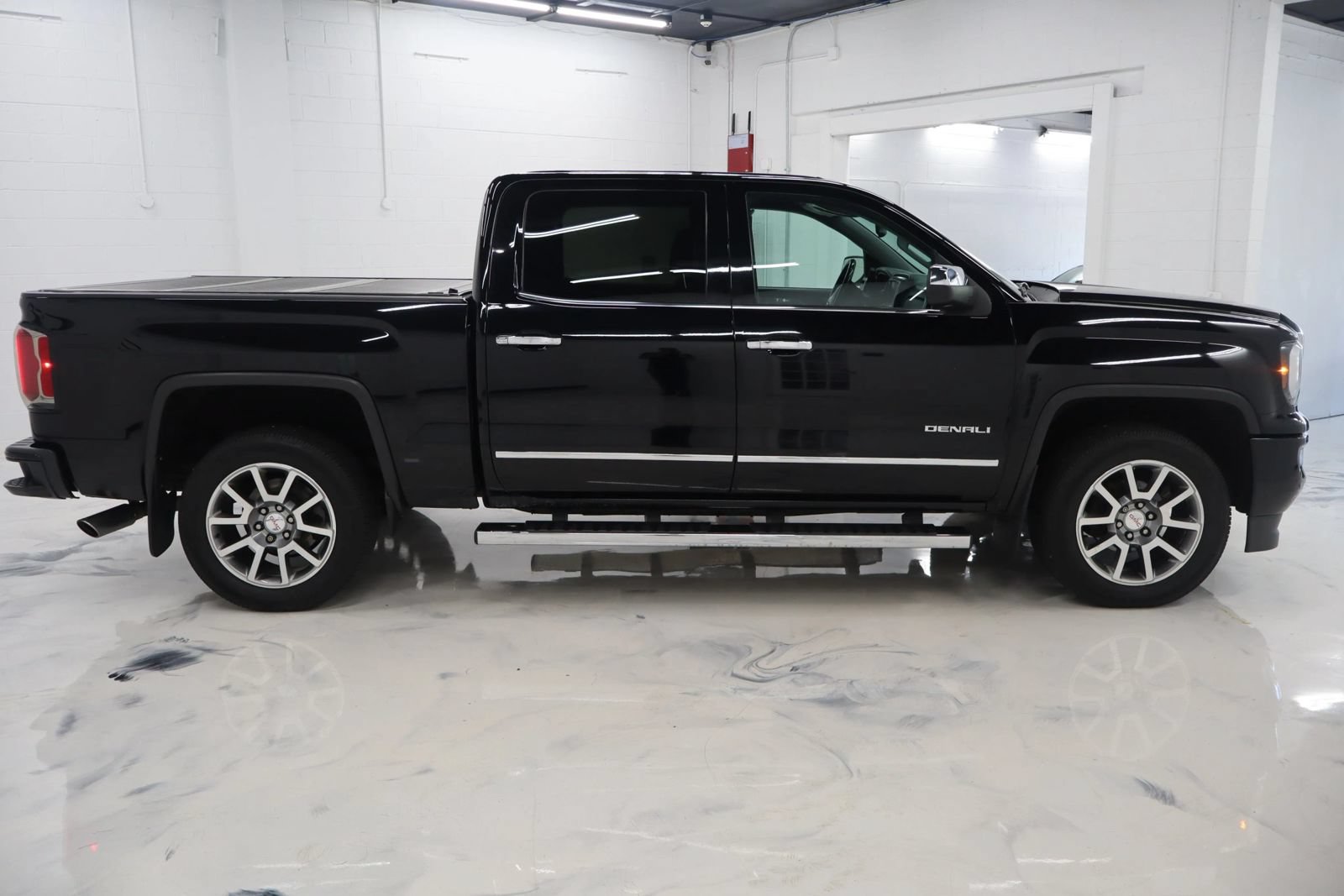 Used 2016 GMC Sierra 1500 Denali w/ Enhanced Driver Alert Package AWD/4WD image 10