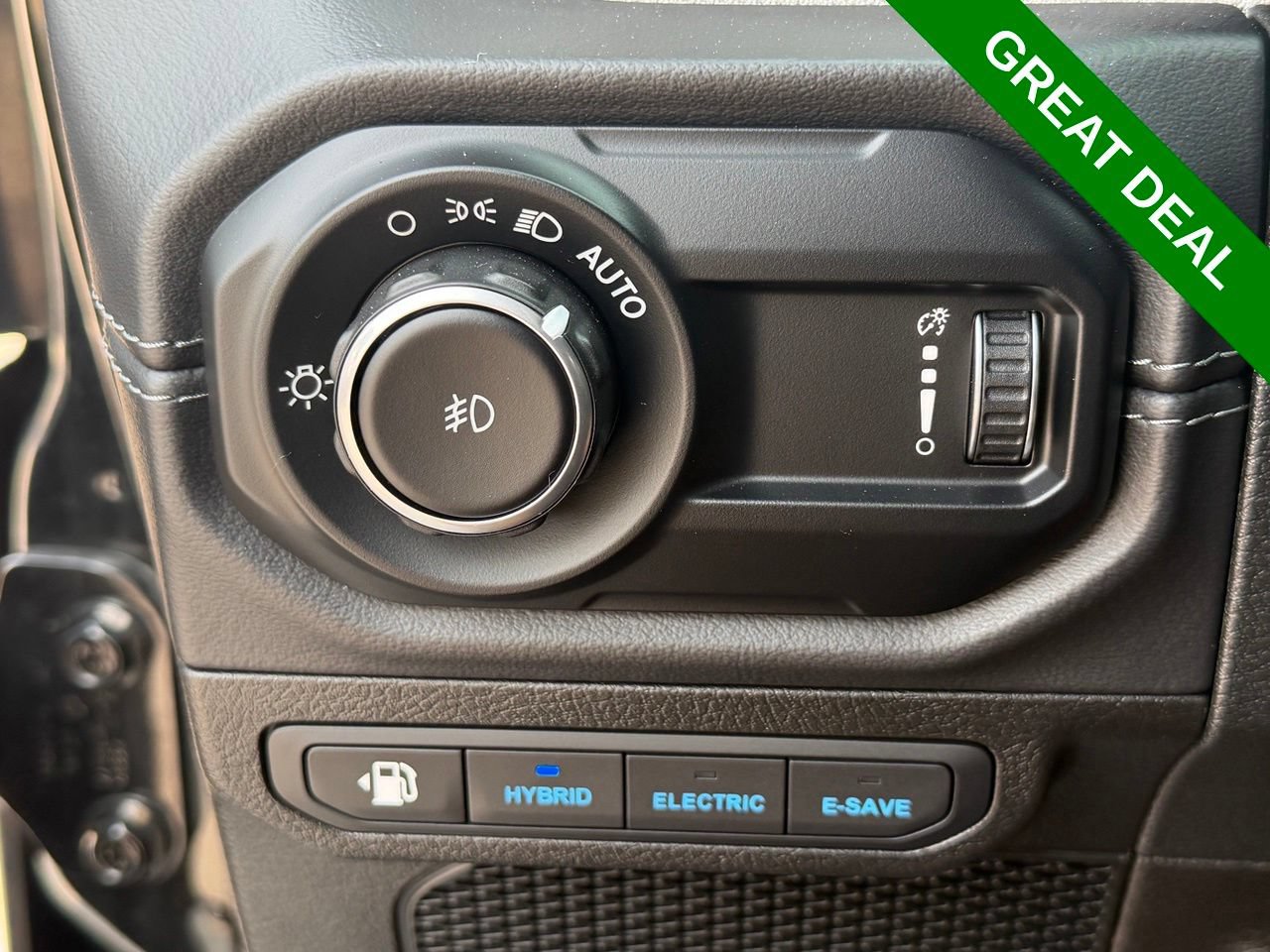 Used 2025 Jeep Wrangler Unlimited Sahara w/ Safety Group AWD/4WD image 15