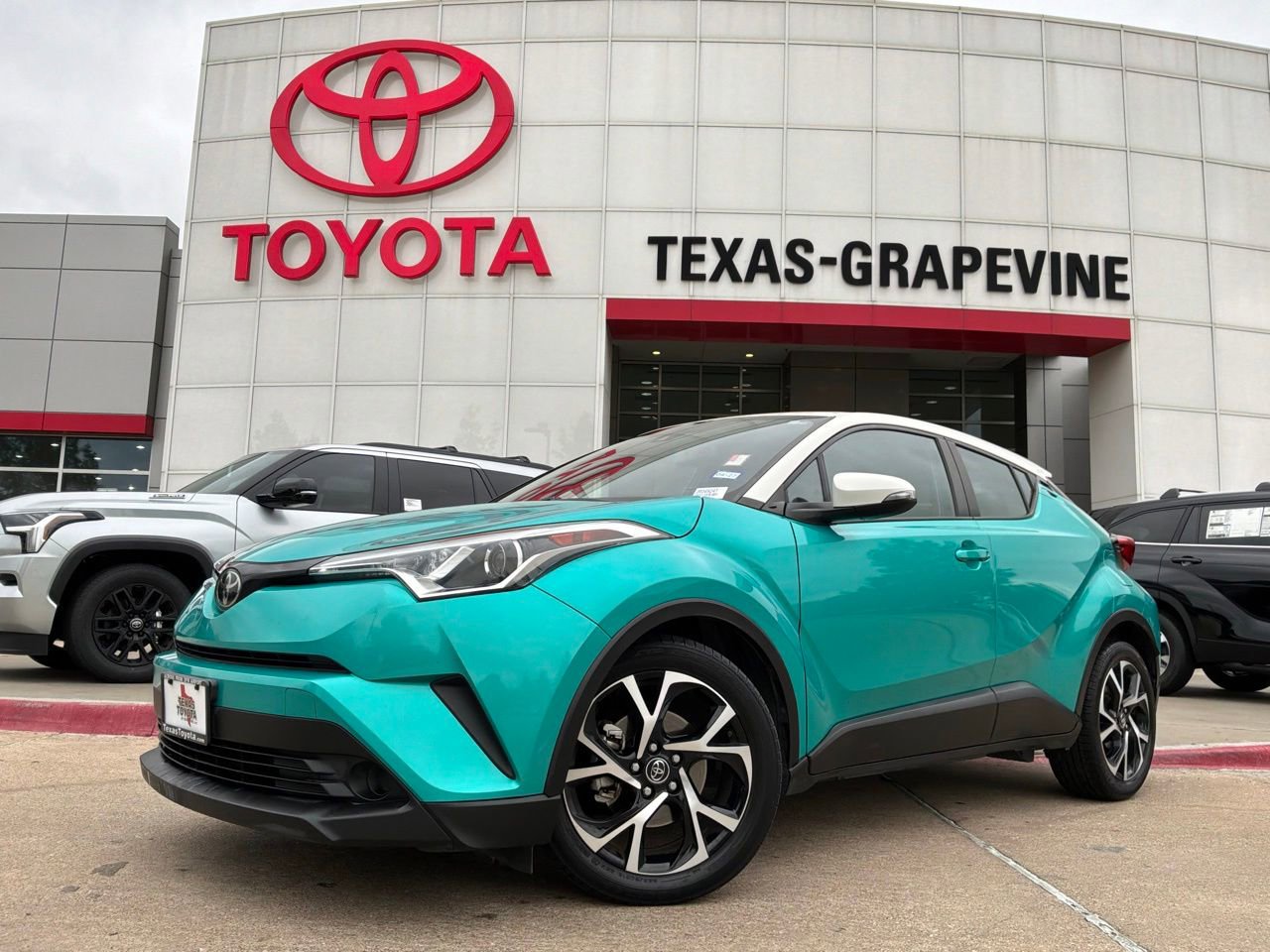 Used 2018 Toyota C-HR XLE FWD image 2