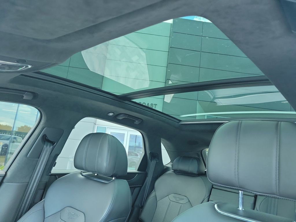 Used 2021 Bentley Bentayga AWD/4WD image 28