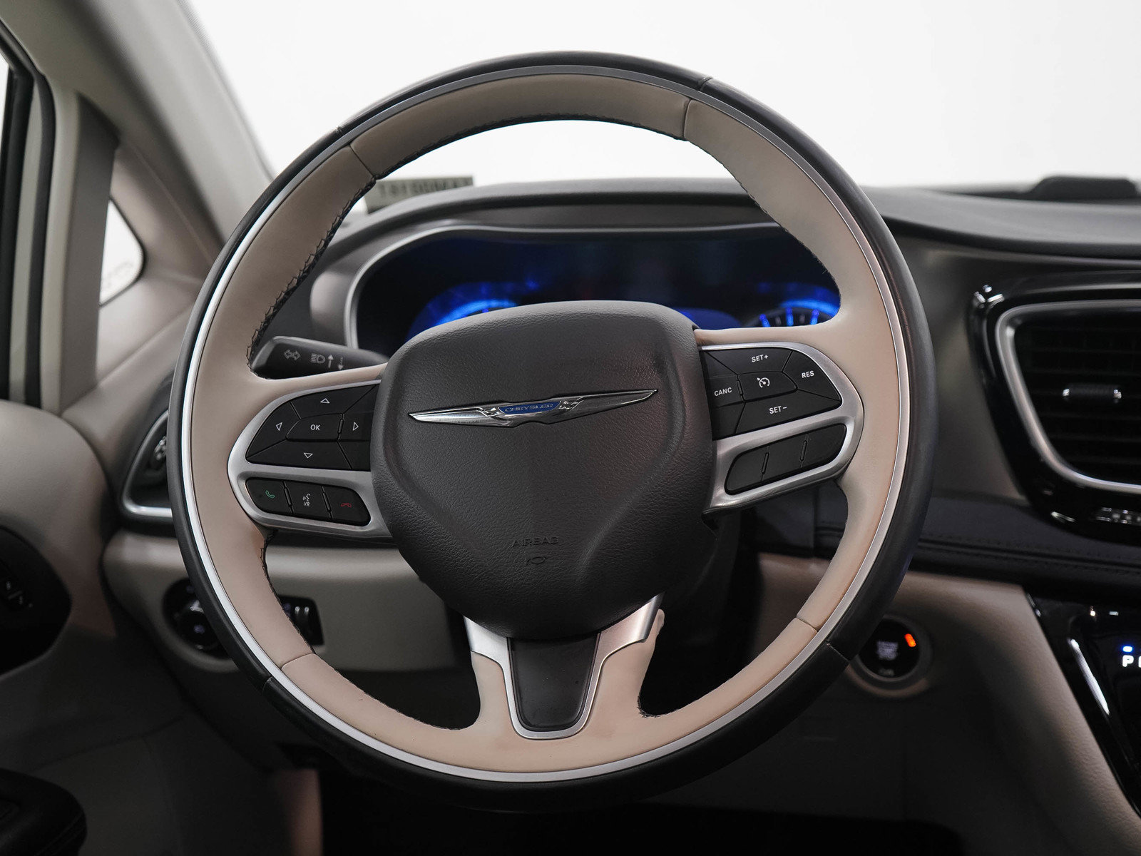 Used 2017 Chrysler Pacifica Limited w/ UConnect Theater Package FWD image 20
