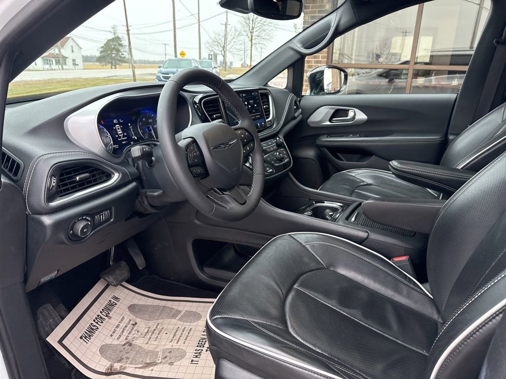 Used 2025 Chrysler Pacifica Limited image 45