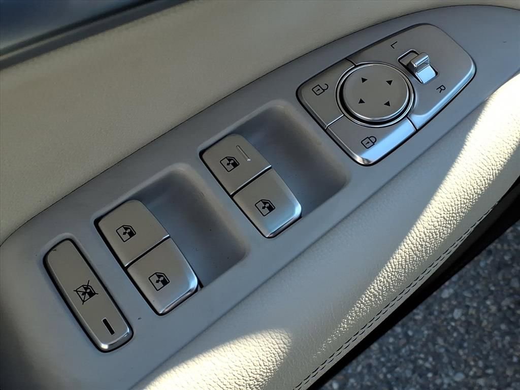 Used 2025 Genesis G70 2.5T image 13