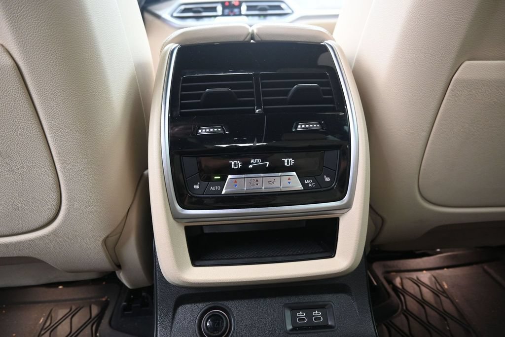 Used 2022 BMW X7 M50i AWD/4WD image 17