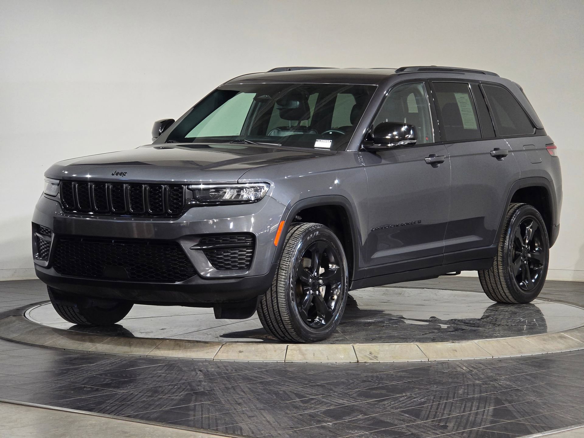 Used 2022 Jeep Grand Cherokee Altitude image 5