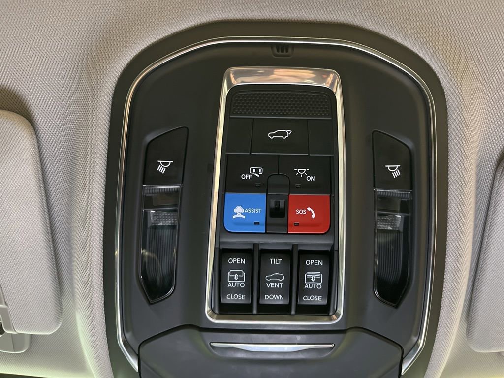Used 2024 Jeep Grand Cherokee Limited w/ Black Appearance Package AWD/4WD image 28