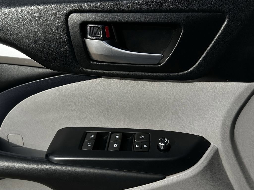Used 2019 Toyota Highlander XLE image 25