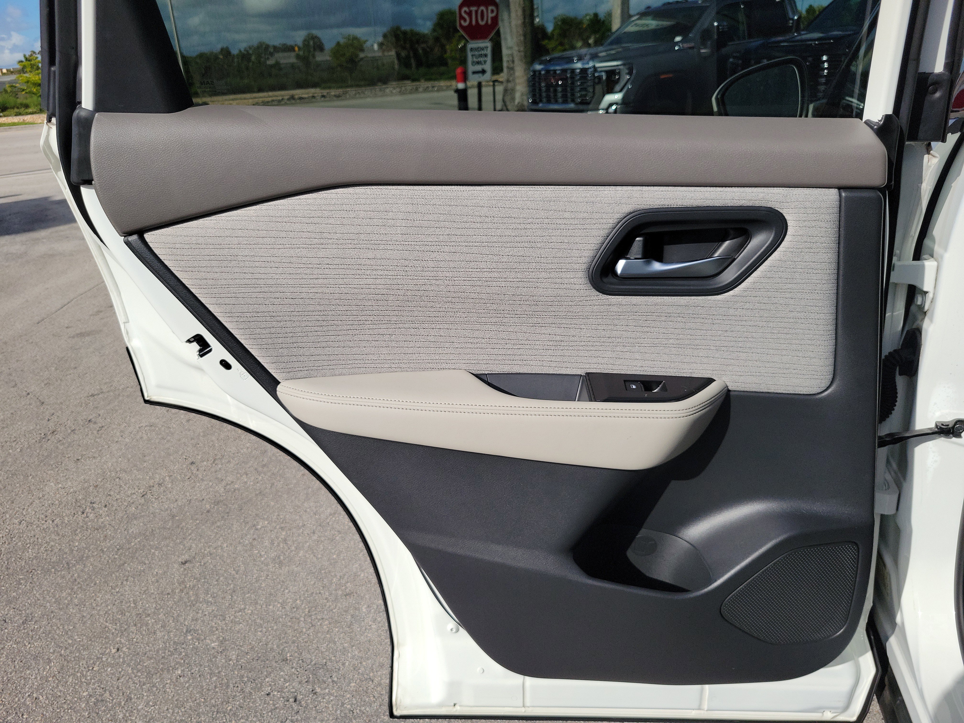 Used 2021 Nissan Rogue SV image 25