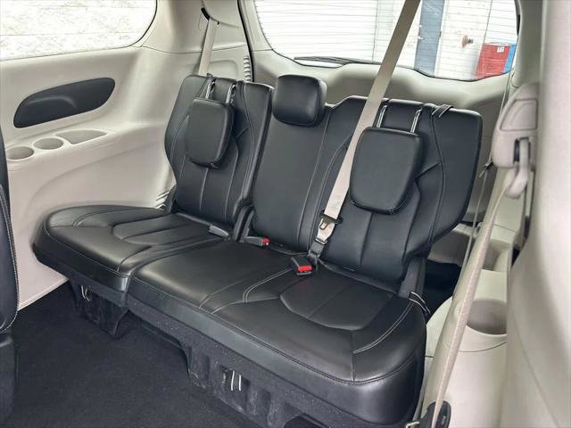 Certified 2023 Chrysler Pacifica Touring-L image 8