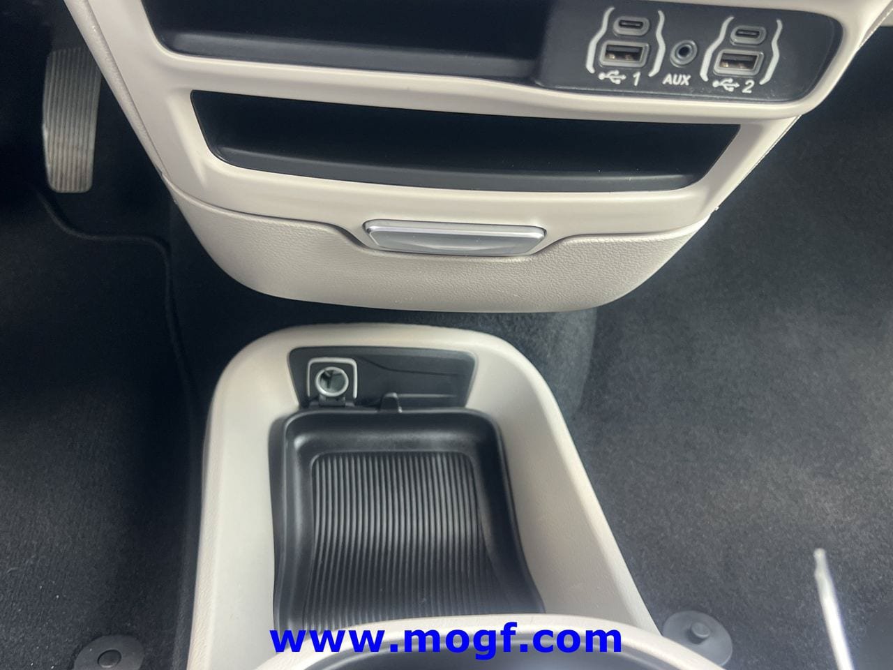 Used 2024 Chrysler Pacifica Touring-L FWD image 11