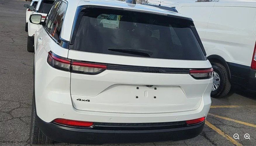 Used 2023 Jeep Grand Cherokee Altitude image 3