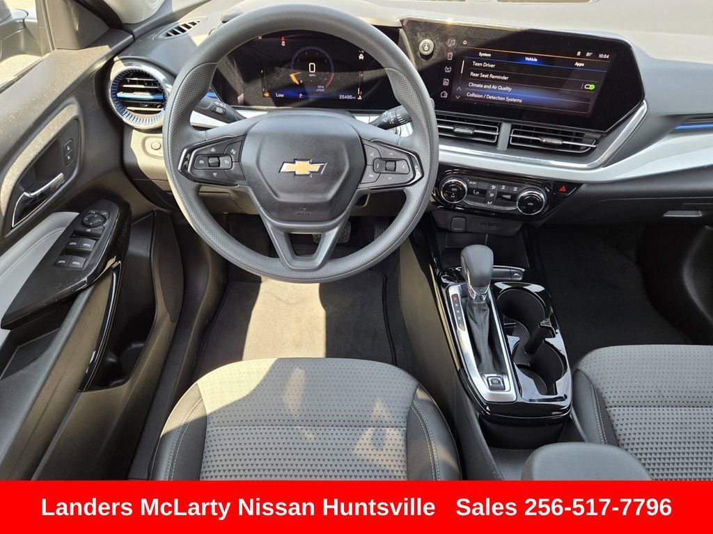 Used 2025 Chevrolet Trax LT FWD image 15