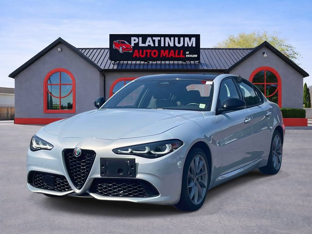 Used 2025 Alfa Romeo Giulia AWD image 3