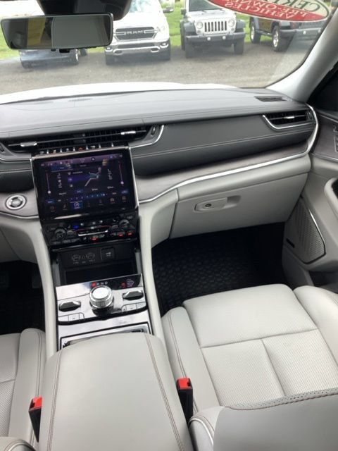 Certified 2023 Jeep Grand Cherokee Overland w/ Luxury Tech Group IV AWD/4WD image 14