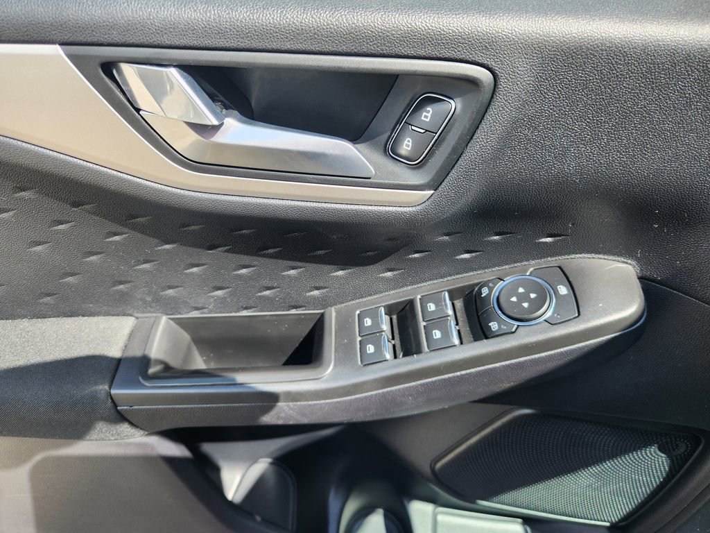 Used 2020 Ford Escape SE Sport image 17