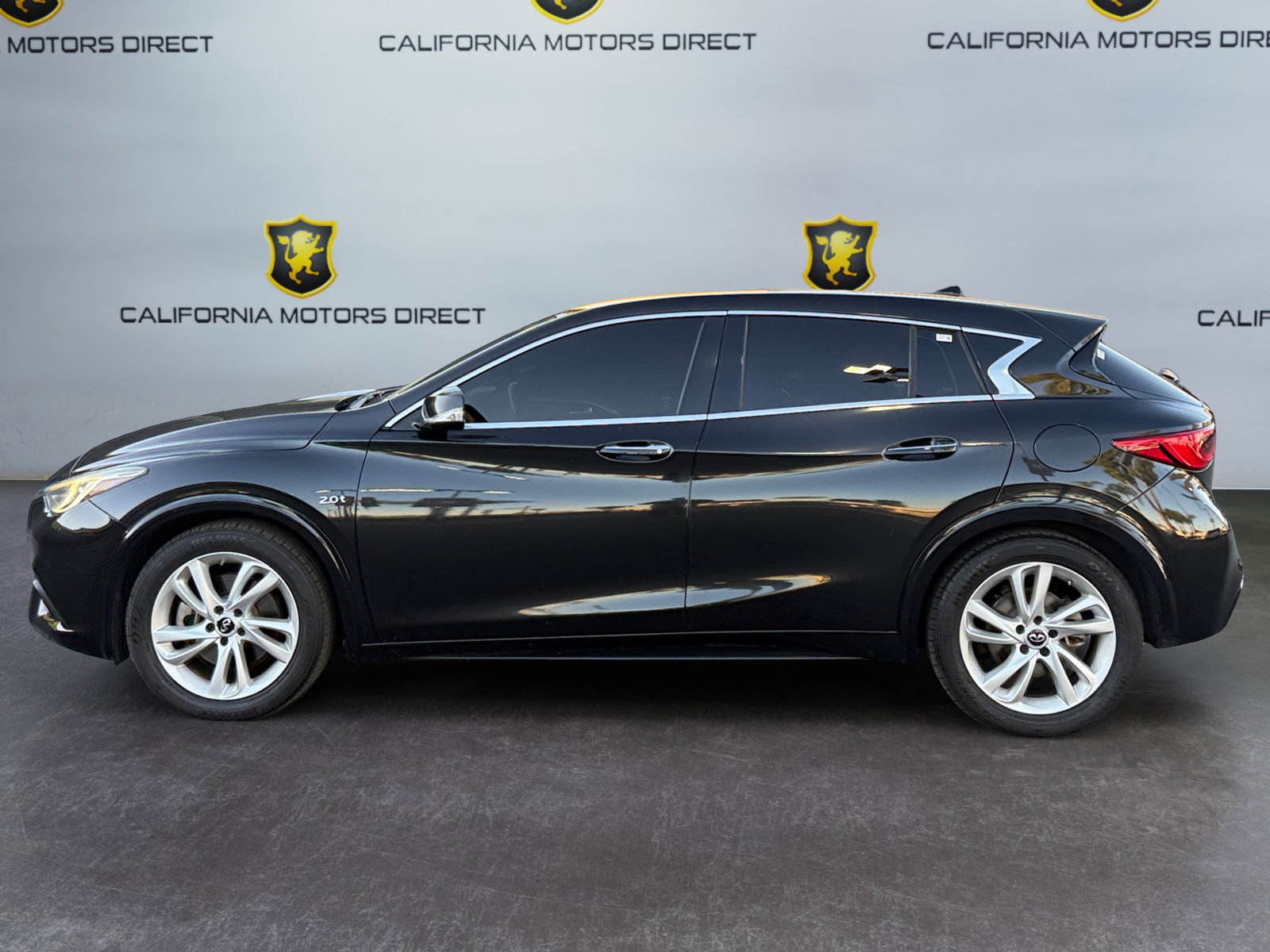 Used 2019 INFINITI QX30 image 2