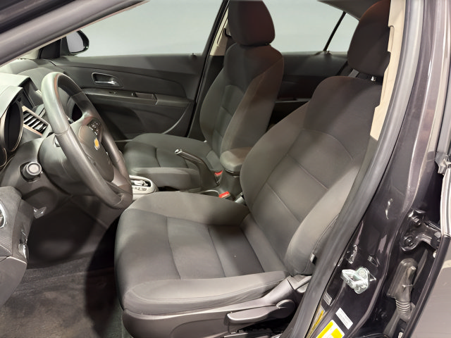 Used 2016 Chevrolet Cruze LT w/ Technology Package FWD image 11